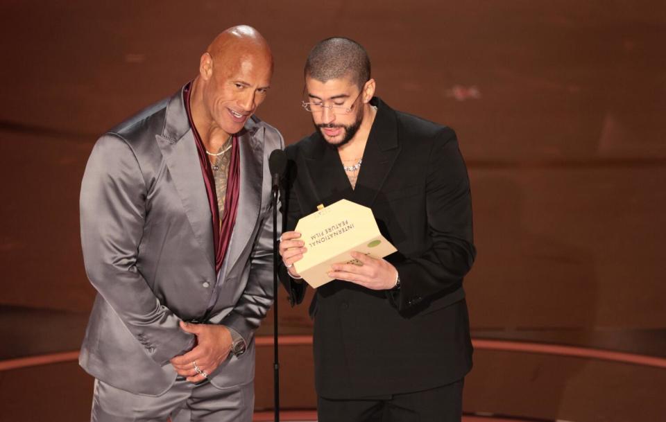 Dwayne Johnson y Bad Bunny durante la ceremonia televisada.