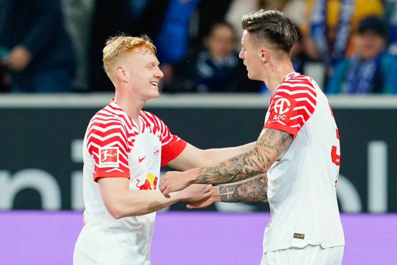 Leipzig's Benjamin Sesko (R) celebrates scoring his side's first goal with teammate Nicolas Seiwald during the German Bundesliga soccer match between TSG 1899 Hoffenheim and RB Leipzig at PreZero Arena. Uwe Anspach/dpa