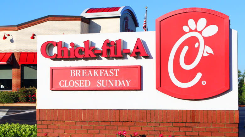 Chick-fil-A sign that reads 'closed Sunday'