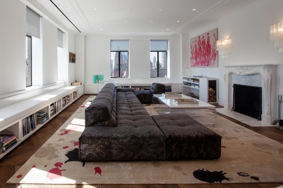 A 180-degree turn reveals the Murphy’s family room, where the low-profile Italia couch takes center stage and is complemented by a colorful splatter-print rug from Rug Art. The family restored the original ceiling moldings during the renovation.