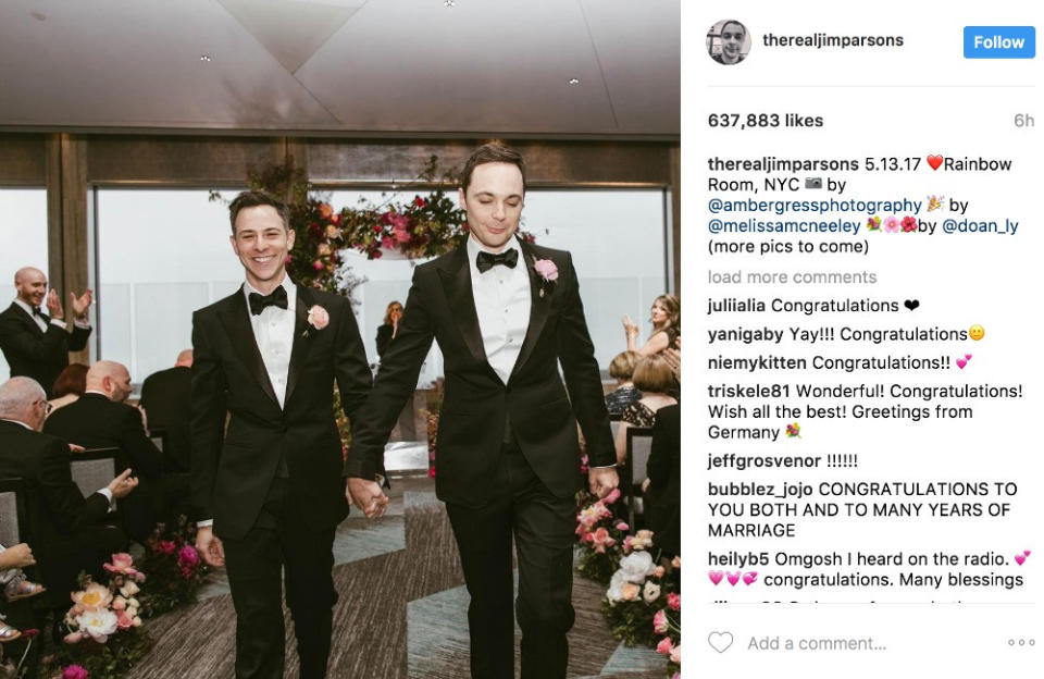 Jim Parsons a percé dans 'The Big Bang Theory' en 2007, où il joue le rôle du physicien théorique hétéro Sheldon Cooper, qui est en couple avec la neurobiologiste Amy Farrah Fowler. Parsons a révélé publiquement qu'il était gay en 2012 après avoir joué un défenseur du VIH dans 'The Normal Heart'. Il est en couple avec son partenaire Todd Spiewak depuis dix ans et le couple s'est marié en 2017.