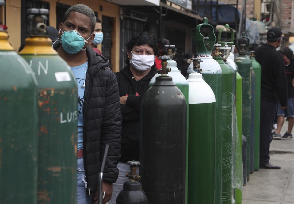 Gente haciendo cola para llenar tanques de oxígeno en el Callao, Perú, el 3 de junio del 2020. (AP Photo/Martín Mejía)