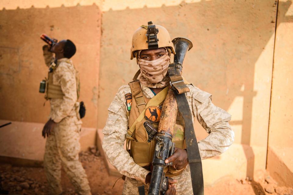 Nigerien soldiers with the 1st Expeditionary Force of Niger (EFoN), the country’s premier anti-terrorism unit, head out for training after going over how to assault a target.