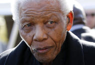 El ex presidente sudafricano Nelson Mandela, de 94 años, "sigue en estado crítico" en el hospital donde fue internado hace 17 días por una infección pulmonar, informó este lunes el actual mandatario de Sudáfrica, Jacob Zuma. (AFP/Archivo | Siphiwe Sibeko)