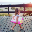 <p>"Tengo una míni surfer en potencia, Sienna (con mechón rosa y todo)", fue el epígrafe de Nicole para esta tierna escena de su hija de dos años. ¡Muy canchera! – Foto: Instagram.com/nikicubero </p>