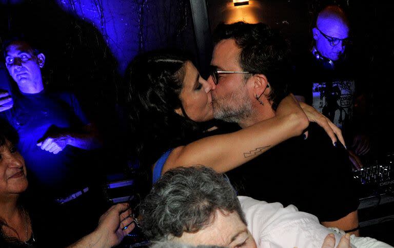 Los besos en la boca parecen haber sido la consigna de la noche. En la foto, Andrea se besa con Gastón Pauls, uno de sus más cercanos amigos, a quien agradece por su apoyo incondicional cada vez que se presenta la oportunidad