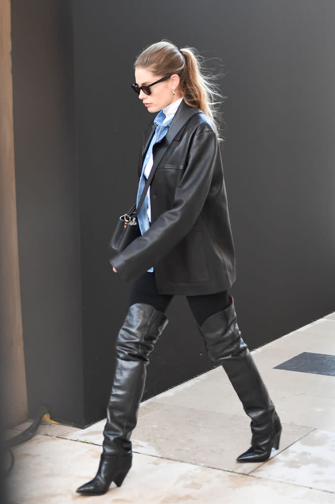 Il faut bien des bottes de sept lieues pour que Doutzen Kroes puisse sillonner la Capitale ! Courir de défilés en défilés, tel est le quotidien des mannequins pendant la Paris Fashion Week. Et hors de question d’arriver en retard aux derniers essayages de la nouvelle collection Isabel Marant, la plus parisienne des stylistes. ©Getty Images