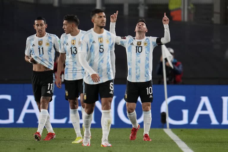 El grito de Leo directo al cielo, con Paredes, siempre cerca y sonriente (Photo by Natacha Pisarenko / POOL / AFP)