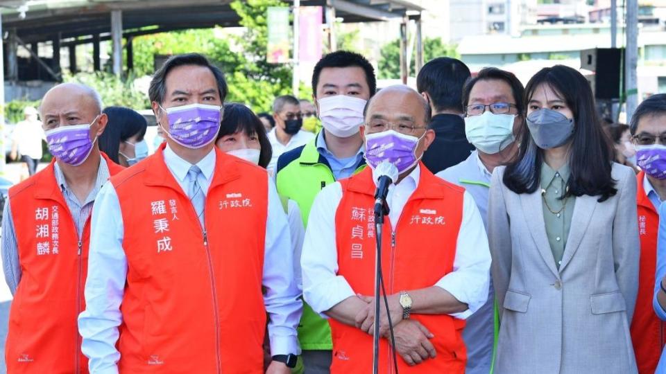 行政院長蘇貞昌昨到新北市視察捷運汐止東湖線。（圖/政院提供）