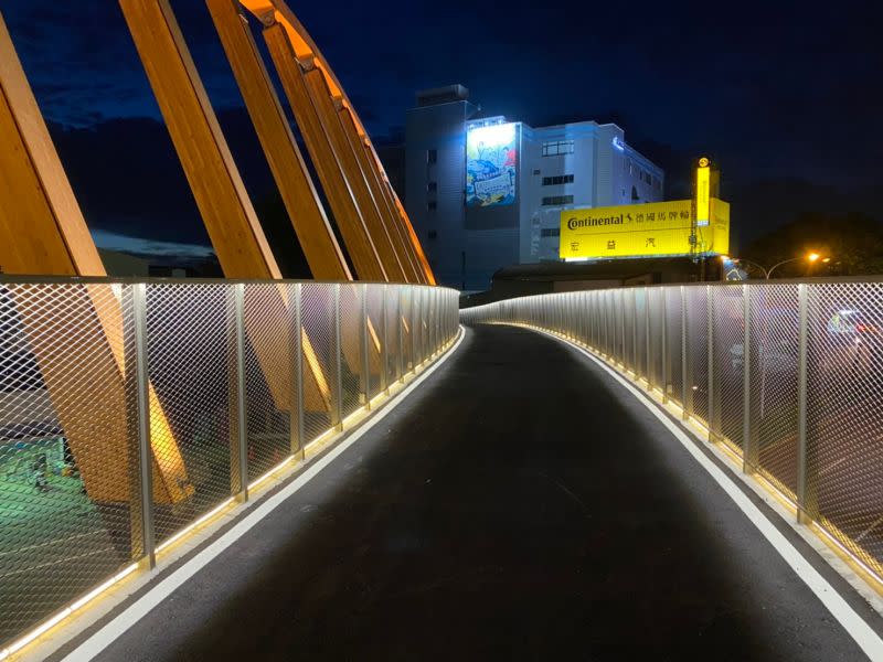 ▲「潭心鐵馬空橋」以奔跑時產生的「跳躍曲線」為設計概念，並透過多角度投射燈打亮橋身立體結構新意象(圖／建設局提供2021.7.31)
