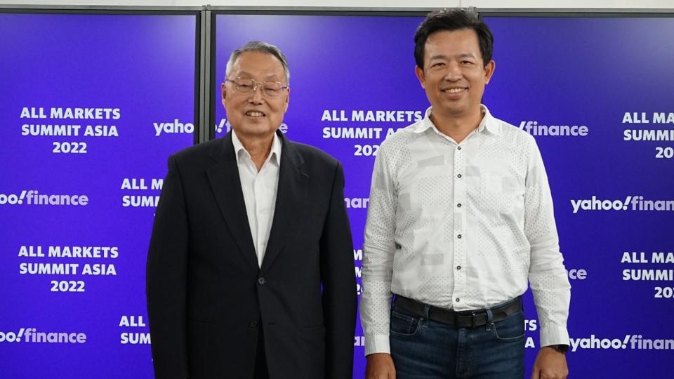 施振榮先生與Yahoo台灣媒體業務事業群總經理 方盈傑 Jack Fang，於YahooTV攝影棚合影。