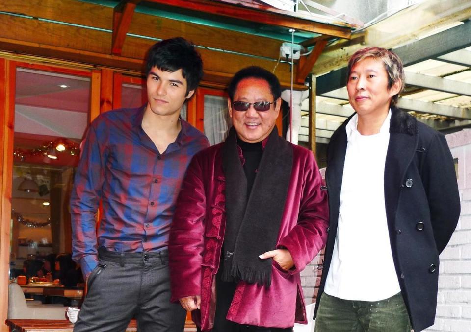 2009年馬如龍（中）演出《艋舺》黑道老大Geta，鳳小岳則演出他的兒子。右為導演鈕承澤。（東方IC）