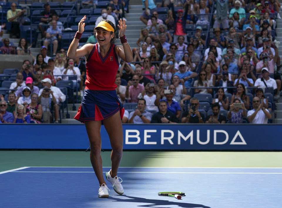 Emma Raducanu festeja tras derrotar a Belinda Bencic en los cuartos de final del Abierto de Estados Unidos, el miércoles 8 de septiembre de 2021, en Nueva York. (AP Foto/Elise Amendola)