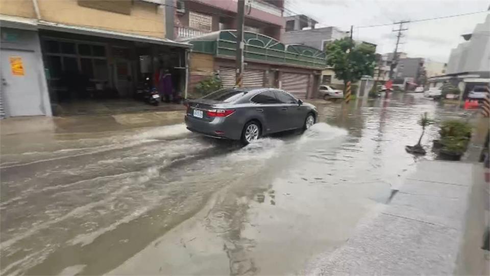 鋒面影響雨彈狂炸南台灣　道路積水成小河、閃電擊中電線釀停電