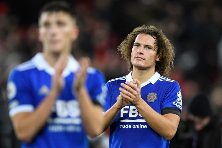 Wout Faes, defensor del Leicester City, no lo puede creer