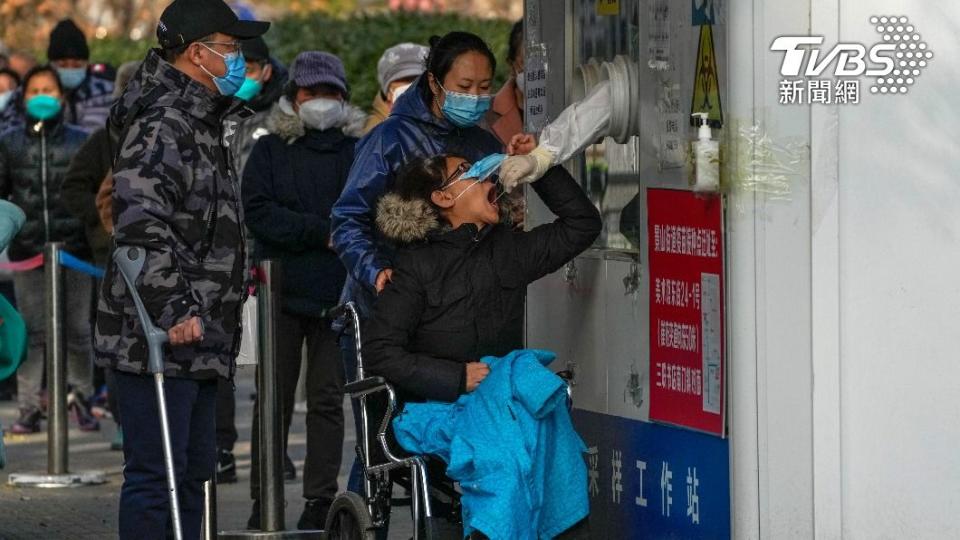 中國的核酸檢站時常被破壞。（圖／達志影像美聯社）
