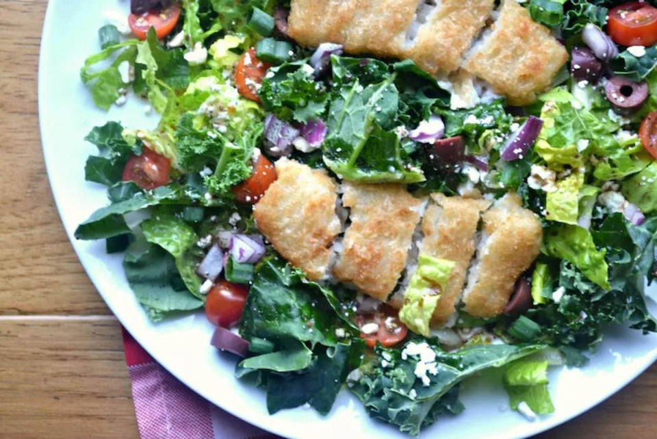 FIlete de pescado a la milanesa con ensalada