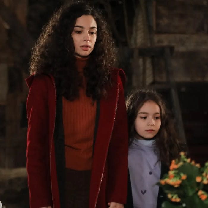 Aylin Akpinar ha dicho adiós a quien ha dado vida a su hermana mayor durante cuatro temporadas en Hermanos: Su Burcu Yazgi Çoskun