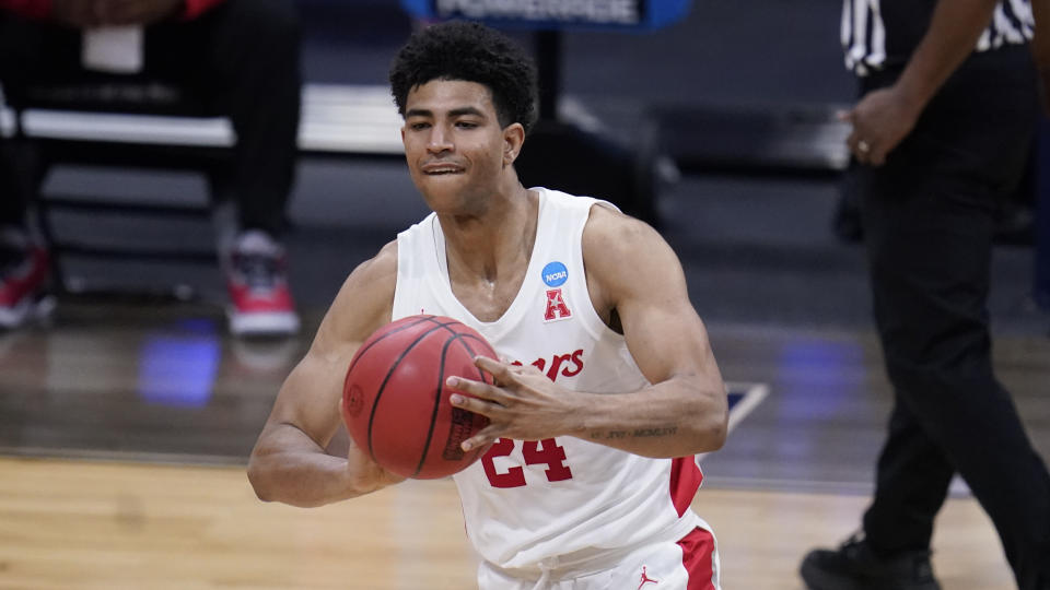 Quentin Grimes with the ball in his hands during a game.