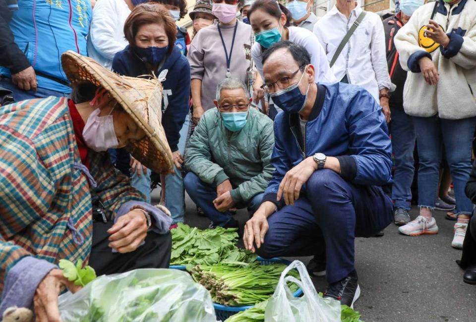 ▲國民黨主席朱立倫今（28）日前往北投進行公投宣講。（朱立倫辦公室提供）