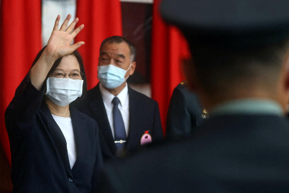 Taivānas prezidents Tsai Ing-vens sveic militāros ģenerāļus ceremonijā Taipejā, Taivānā, 2022. gada 28. jūnijā. REUTERS/Ann Wang