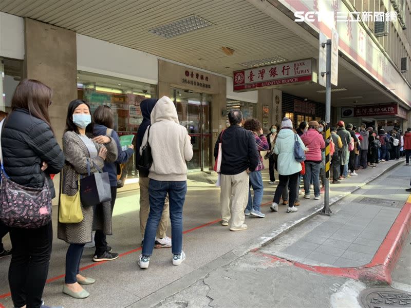 「防疫神單」再掀話題，台產位在台北車站附近的服務處，八點不到人潮排了數百公尺遠。（圖／讀者提供）