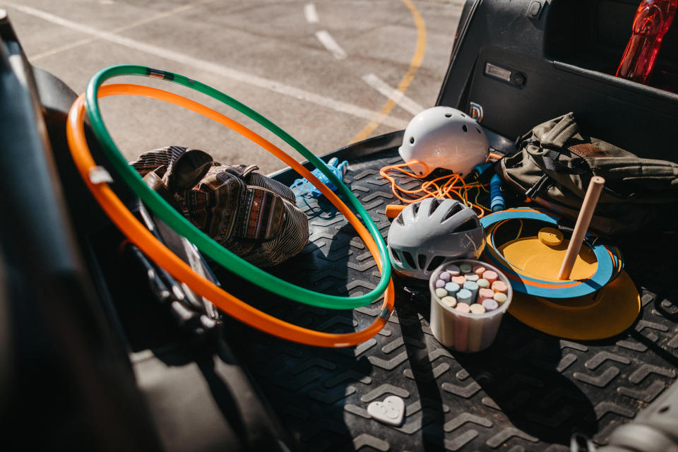 Hula-Hoop-Reifen, Kreide und Helme in einem offenen Kofferraum
