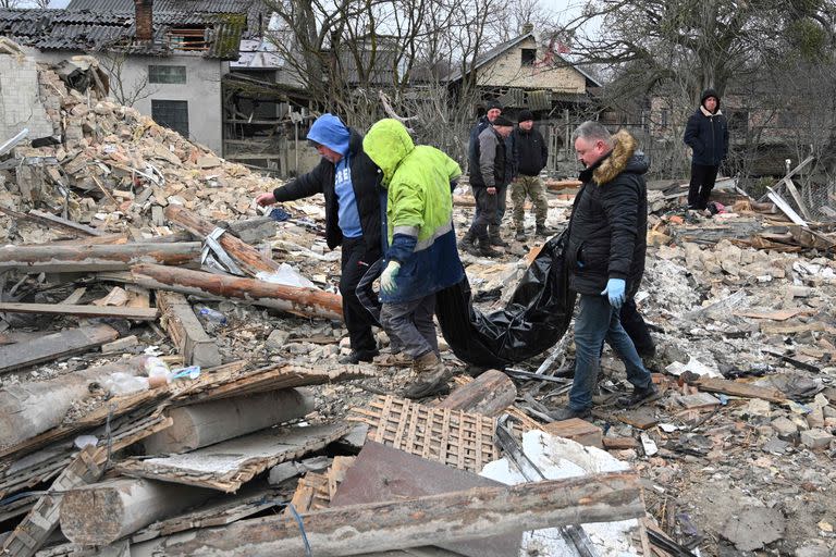 El cuerpo de una víctima de un ataque ruso en Velyka Vilshanytsia, cerca de Lvivt. (YURIY DYACHYSHYN / AFP)