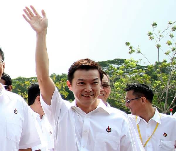 Lim Wee Kiak defends ministerial salaries. (Yahoo! photo)