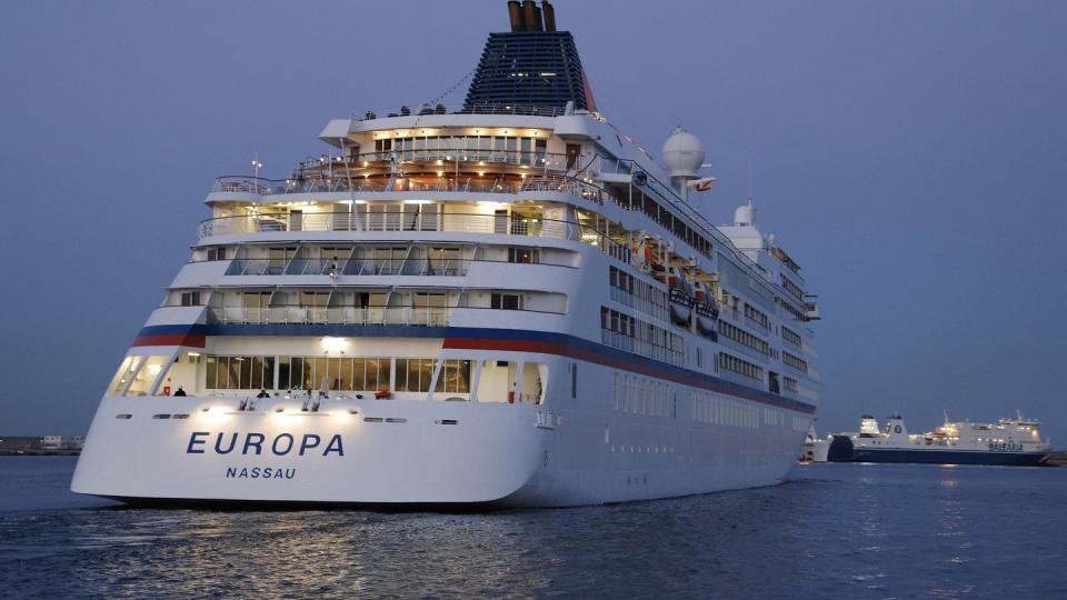 Das Kreuzfahrtschiff «Europa» läuft im Hafen von Palma ein.