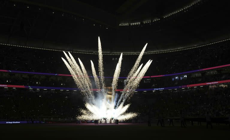 Los fuegos artificiales estallan en el estadio Al Bayt antes del inicio de la Copa del Mundo