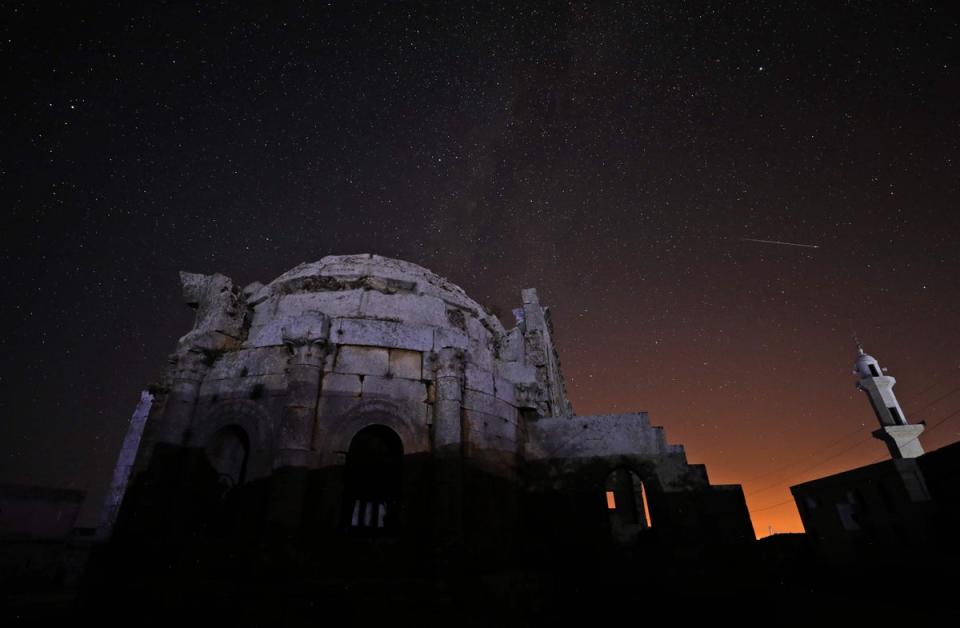 La explosión de energía intensa que golpea la Tierra parece provenir de estrellas que chocan y colapsan, dicen los científicos