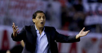 River Plate's coach Ramon Diaz gives instructions to his players during an Argentine league soccer match against Velez Sarsfield in Buenos Aires, Argentina, Sunday, April 20, 2014. (AP Photo/Natacha Pisarenko)