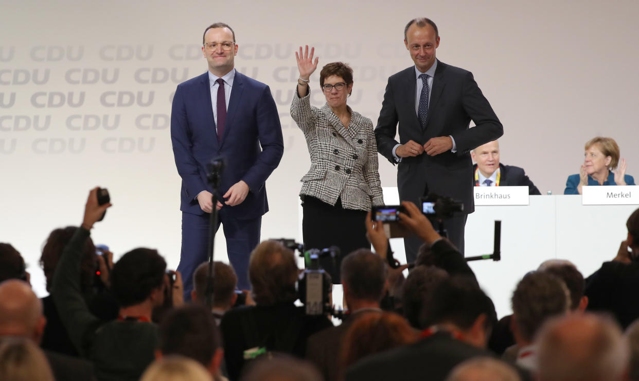 Annegret Kramp-Karrenbauer nach der Wahl mit ihren Mitbewerbern Jens Spahn und Friedrich Merz (Bild: dpa)