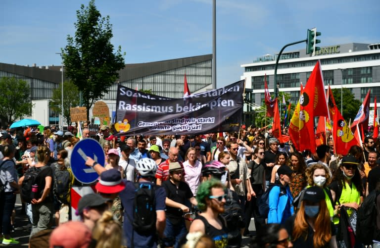 Bei den teils gewaltsamen Protesten gegen den Bundesparteitag der AfD in Essen am Samstagmorgen sind nach Angaben der Polizei elf Beamte verletzt worden. (Volker Hartmann)