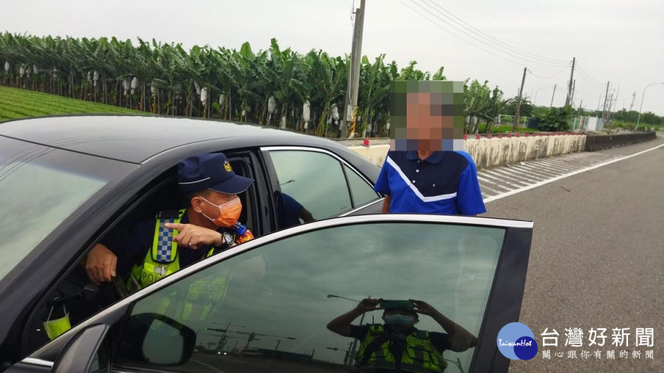 警方在虎尾交流道北上出口旁，發現老翁駕駛的小客車／警方提供