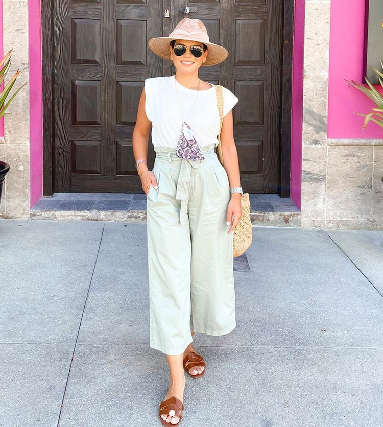 <p>La presentadora sigue de vacaciones de Los Cabos y para explorar el pueblo optó por <em>culottes</em> verde pastel, camiseta blanca, sandalias marrones y sombrero.</p>