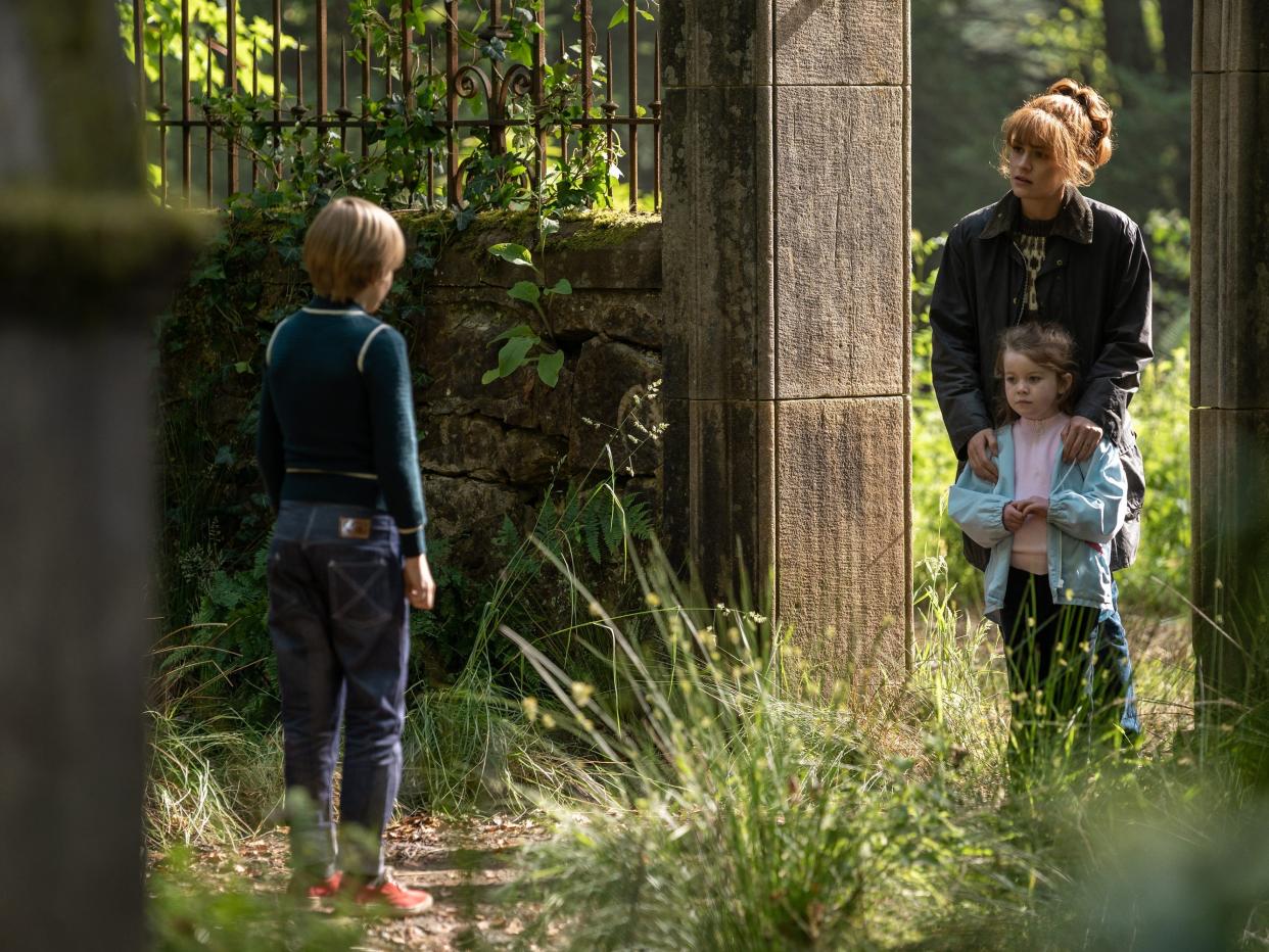 Jemmy (Blake Johnston-Miller), `Mandy (Rosa Morris), and Brianna (Sophie Skelton) in "Outlander" season seven, episode five.