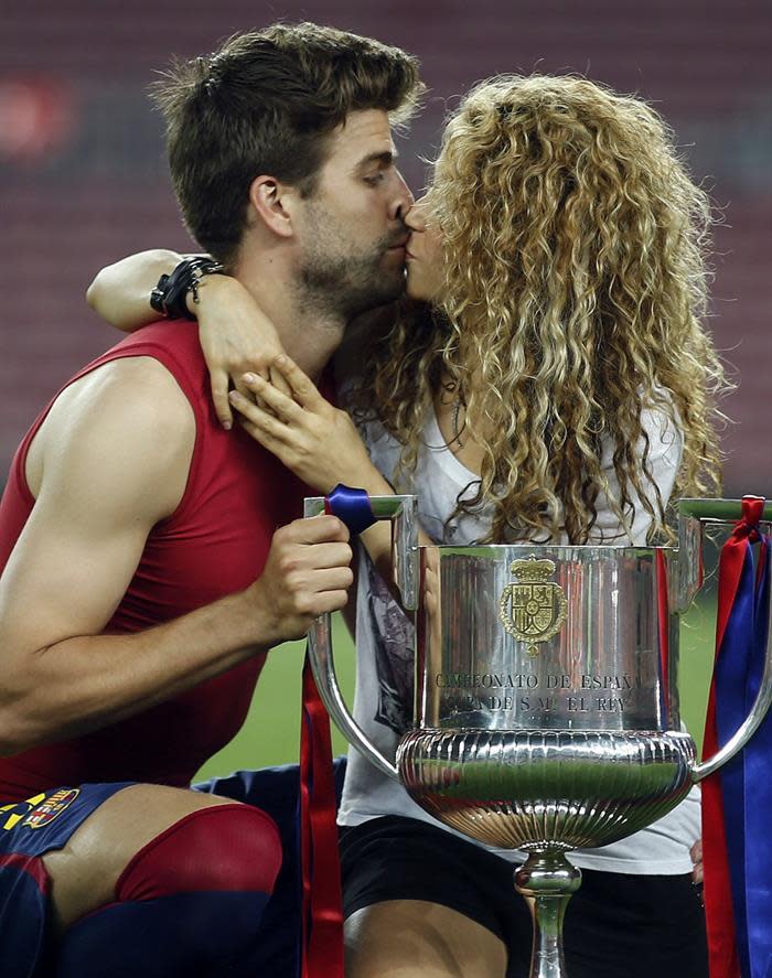 El defensa del FC Barcelona Gerard Piqué (i) y la cantante colombiana Shakira, tal término de la final de la Copa del Rey de fútbol ante el Athletic de Bilbao disputada esta noche en el Camp Nou, en Barcelona. EFE/Andreu Dalmau