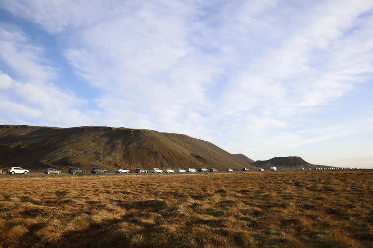 Una fila de automóviles hizo cola en una carretera que se dirige a la ciudad de Grindavik, Islandia, el lunes 13 de noviembre de 2023. 