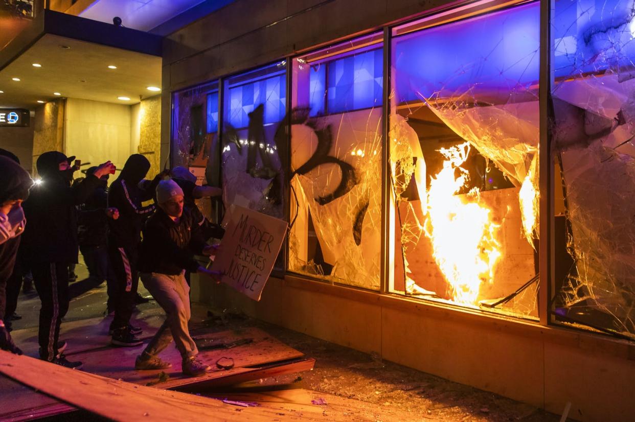 <span class="caption">Protesters smash the window of a Chase bank during protests in Oakland</span> <span class="attribution"><a class="link " href="http://www.apimages.com/metadata/Index/Minneapolis-Police-Death-Oakland/9eaec834610441e0967161851fb4ac82/109/0" rel="nofollow noopener" target="_blank" data-ylk="slk:AP Photo/Philip Pacheco;elm:context_link;itc:0;sec:content-canvas">AP Photo/Philip Pacheco</a></span>