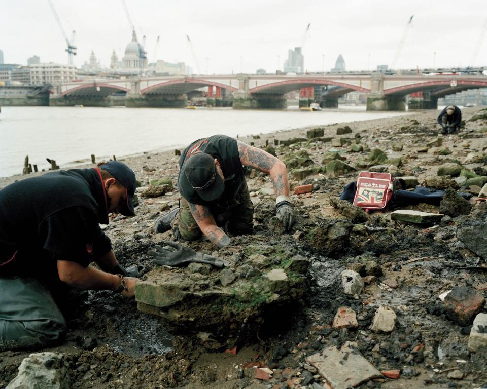 Mudlarking 10/01/2015, 10am Southbank 2 varies 51°30’31.4”N 0°06’26.3”W mostly cloudy© Chloe Dewe Mathews 2021, courtesy Loose Joints