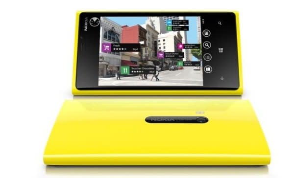 Por otro lado, el buque insignia de Nokia: el Lumia 920. AT&T también está ofreciendo un cargador inalámbrico gratuito con la compra de este teléfono. La empresa dijo que el teléfono estará disponible desde el 9 noviembre.