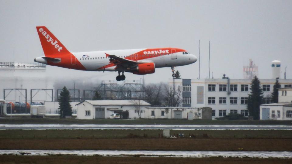 Ein Easyjet-Flugzeug landet in Berlin-Schönefeld.