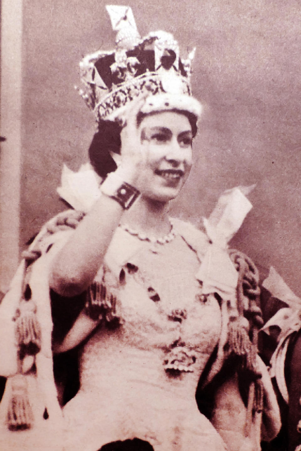 The Queen stands on Buckingham Palace balcony, Coronation day 1953