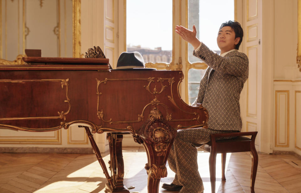 ▲鋼琴家郎朗參與MV演出 (場景／巴黎.凡登廣場內)。