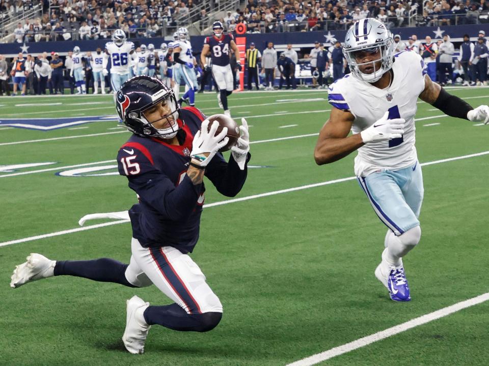 Chris Moore makes a diving catch against the Dallas Cowboys.