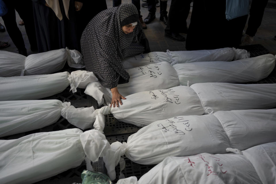 Palestinos lloran a parientes muertos en el bombardeo israelí sobre la Franja de Gaza ante una morgue en Rafah, en el sur de Gaza, el miércoles 10 de enero de 2024. (AP Foto/Fatima Shbair)