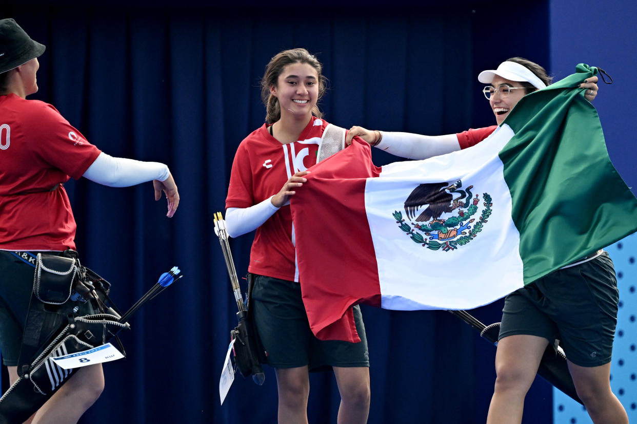 La alegría del equipo por el logro cumplido: Alejandra Valencia, Angela Ruiz y Ana Vazquez . (Punit PARANJPE / AFP) (Photo by PUNIT PARANJPE/AFP via Getty Images)