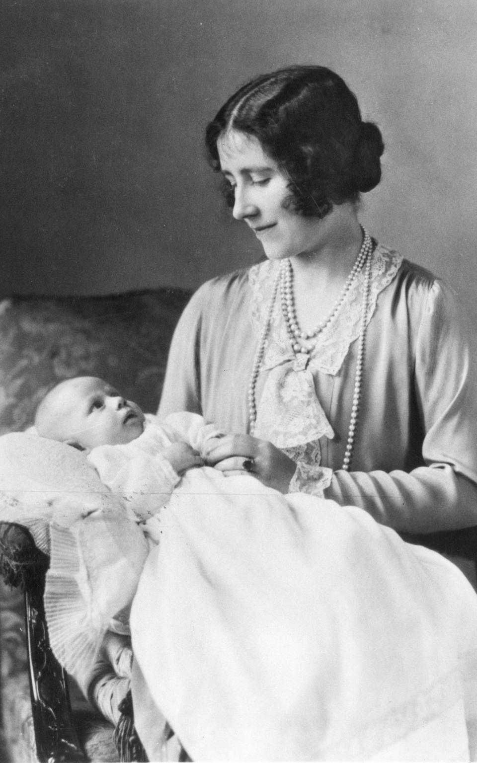 The Queen Mother wearing her original sapphire engagement ring, in a portrait with Princess Margaret in 1930 - Keystone/Getty Images